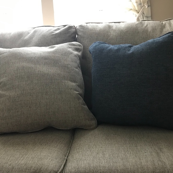 New Ashley Furniture Dandrea Sofa Pillows - Picture 2 of 3